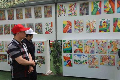 俄罗斯中小学生彩笔画展在青岛开幕,绿山文化美德教育研学基地揭牌